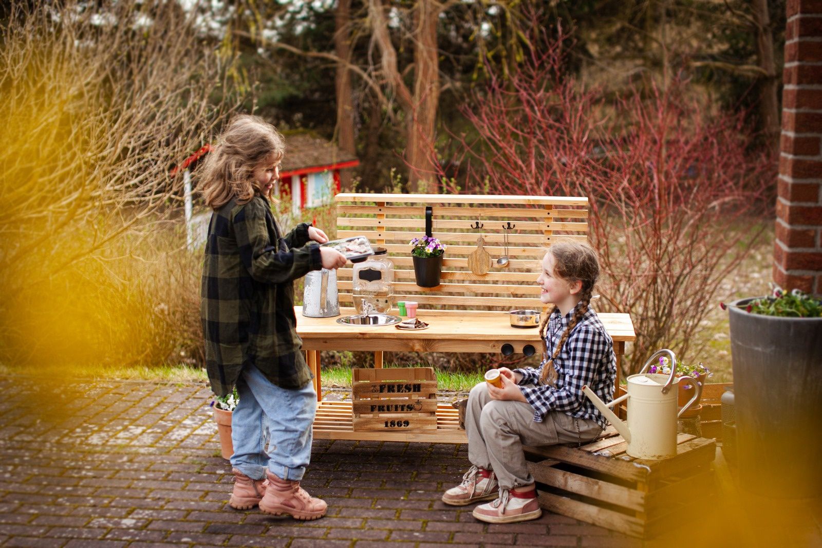 Nowa drewniana kuchnia ogrodowa dla dzieci