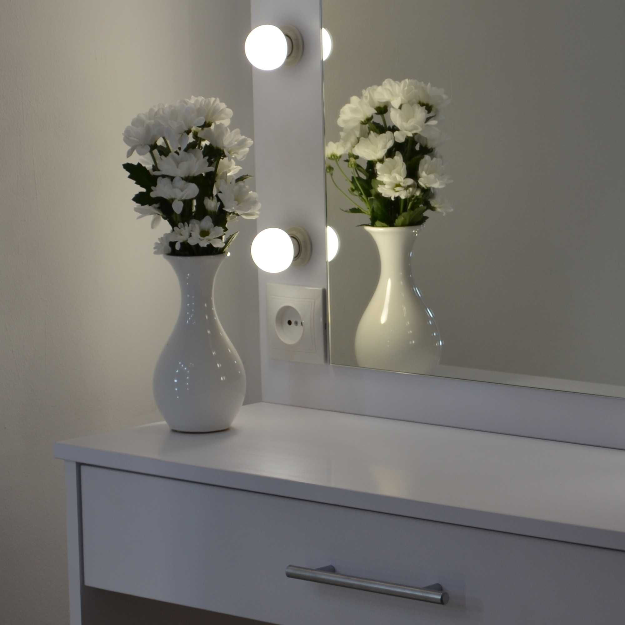 Туалетный столик с зеркалом и подсветкой место для визажиста