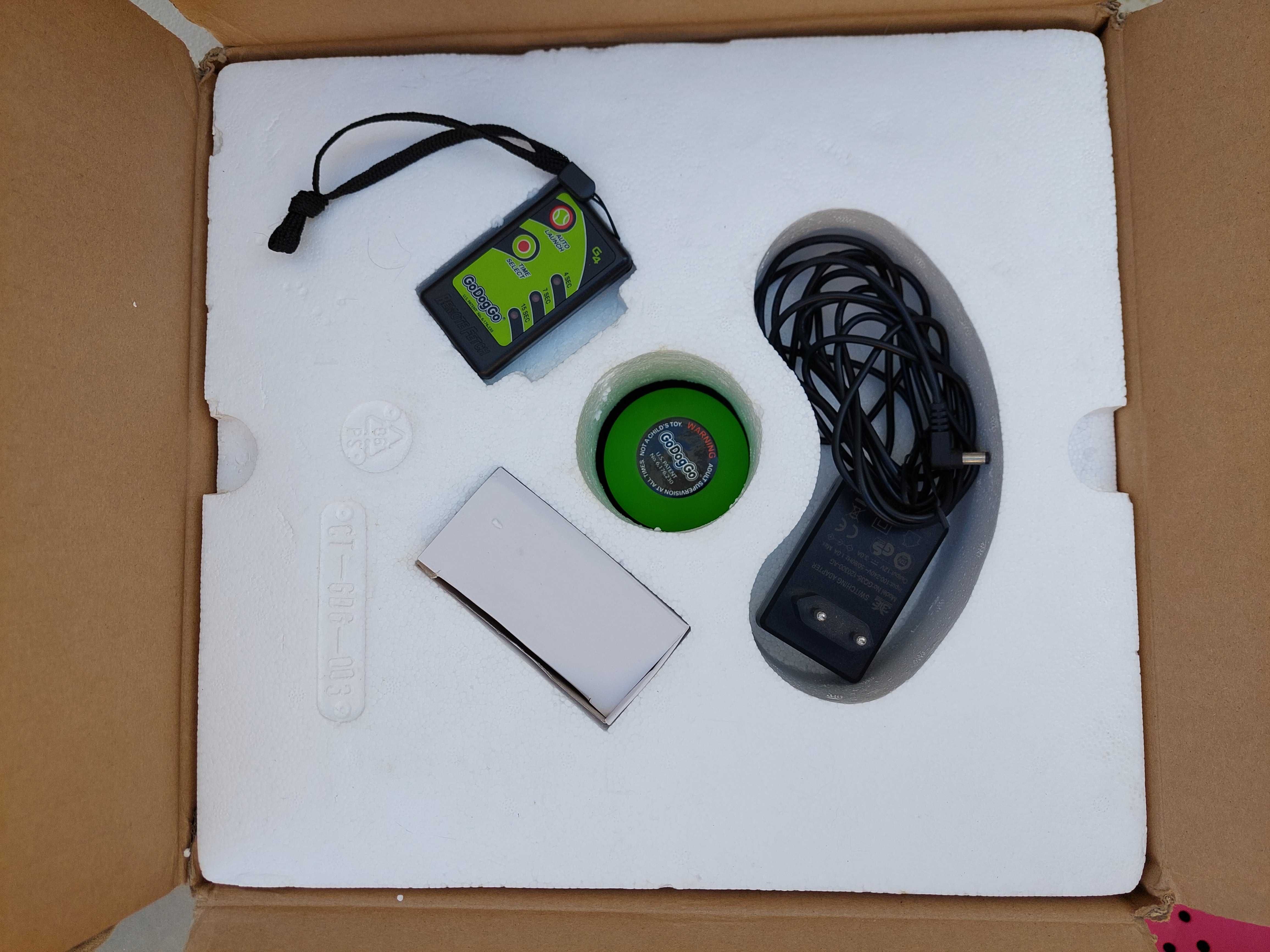 Máquina GODOGGO atira bolas ténis para cães