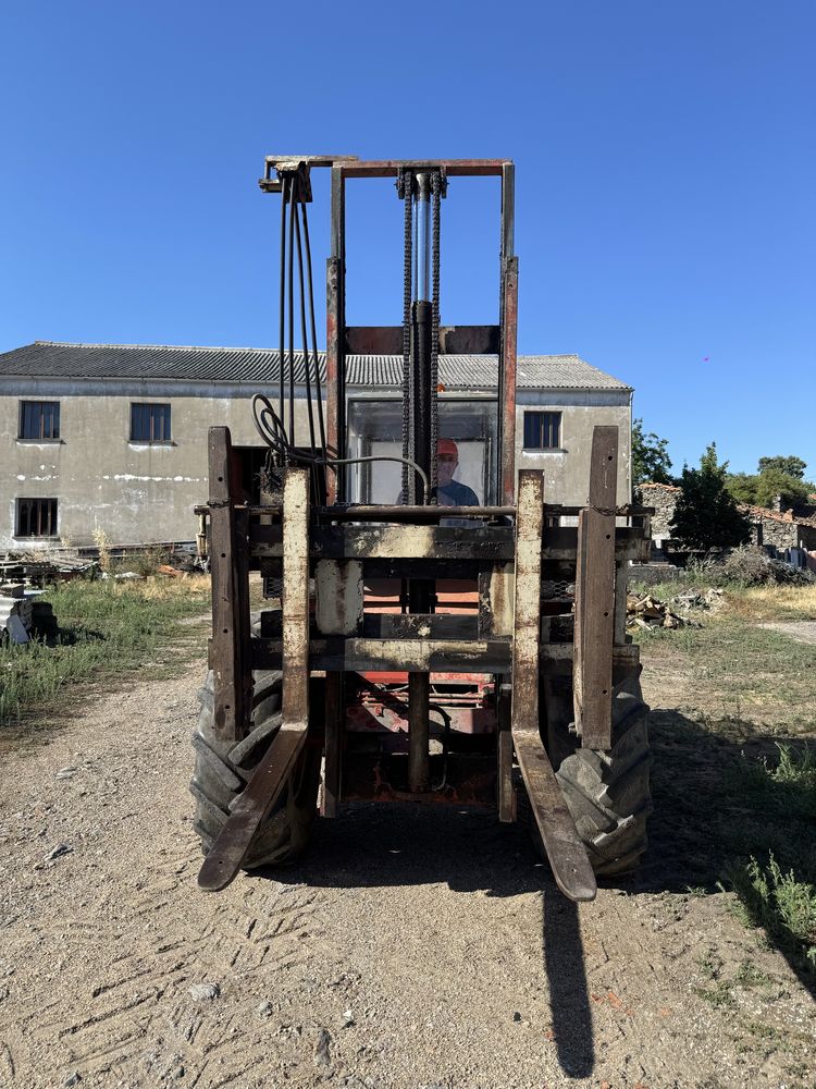 Empilhador Manitou com garfos e balde