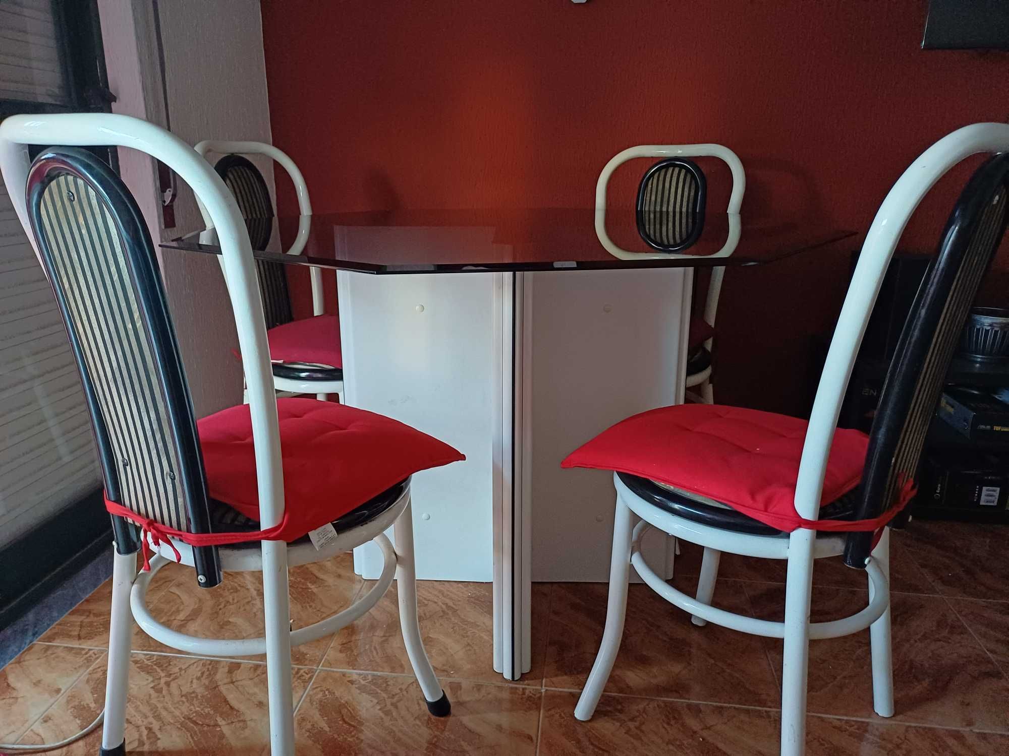 Mesa com tampo em Vidro Temperado + 4 Cadeiras