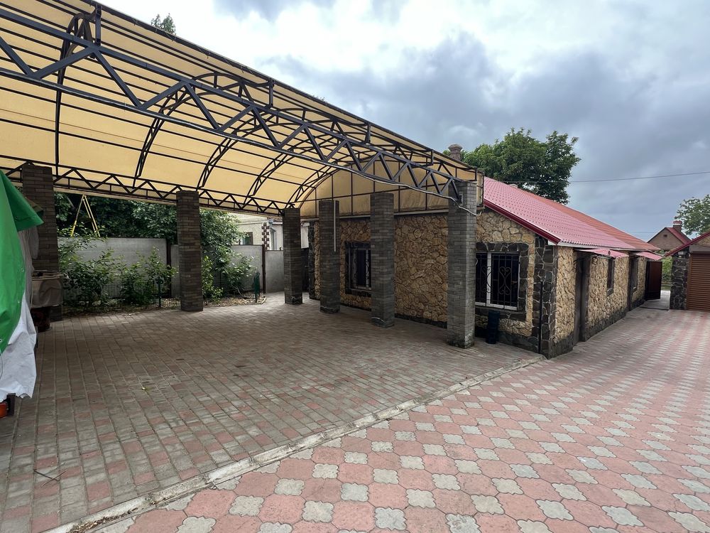 Продаю два дома надежной постройки на центральной улице пгт