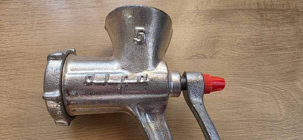 Maszynka ręczna do mielenia mięsa Alfa 5 (PRL) - świetny stan