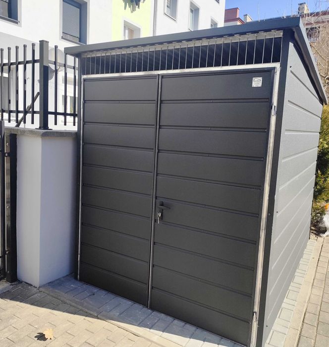 Wiata Śmietnikowa z Paneli w kolorze Drewnopodobnym