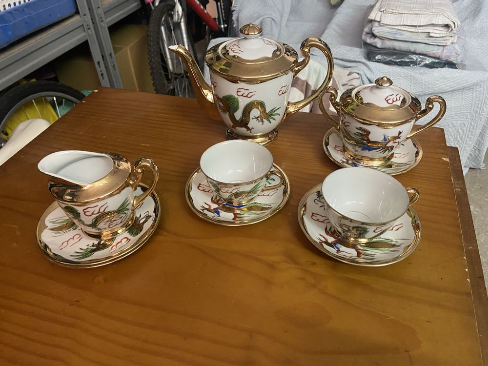 Conjunto de chavenas com bule do japao