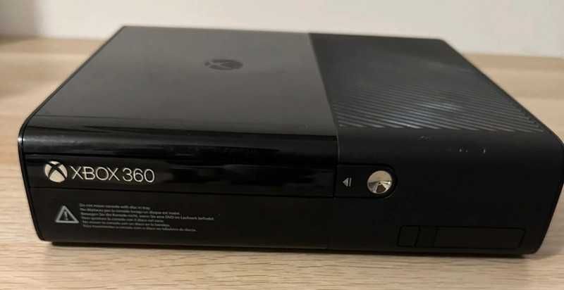 Xbox 360 Slim (C/Comando & Cabos)