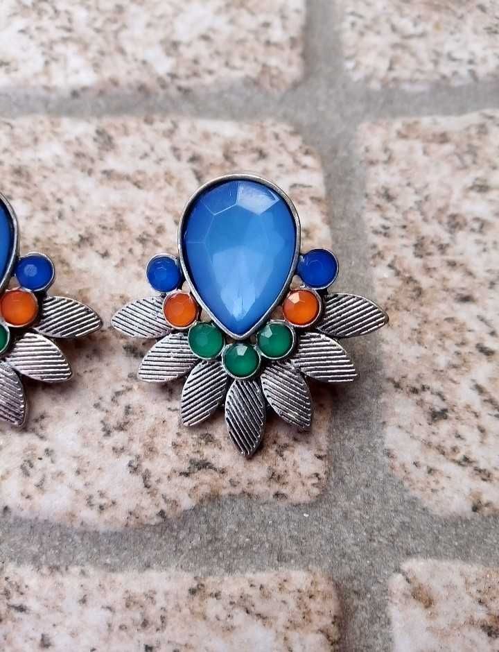 Brincos Parfois azuis com bolinhas pétalas prateadas, laranja e verdes