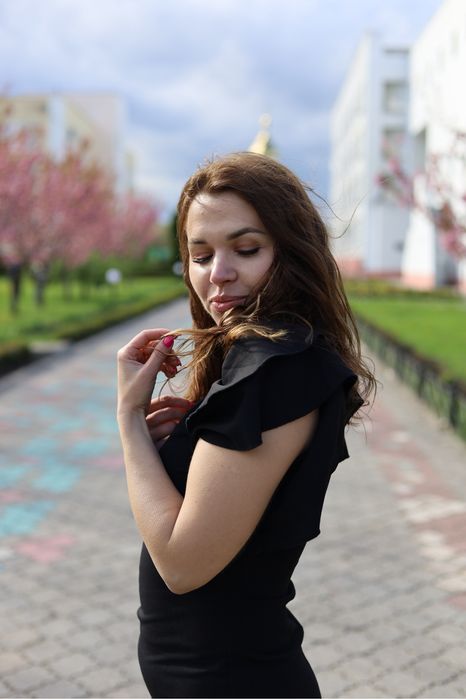 Елегантна чорна міді сукня