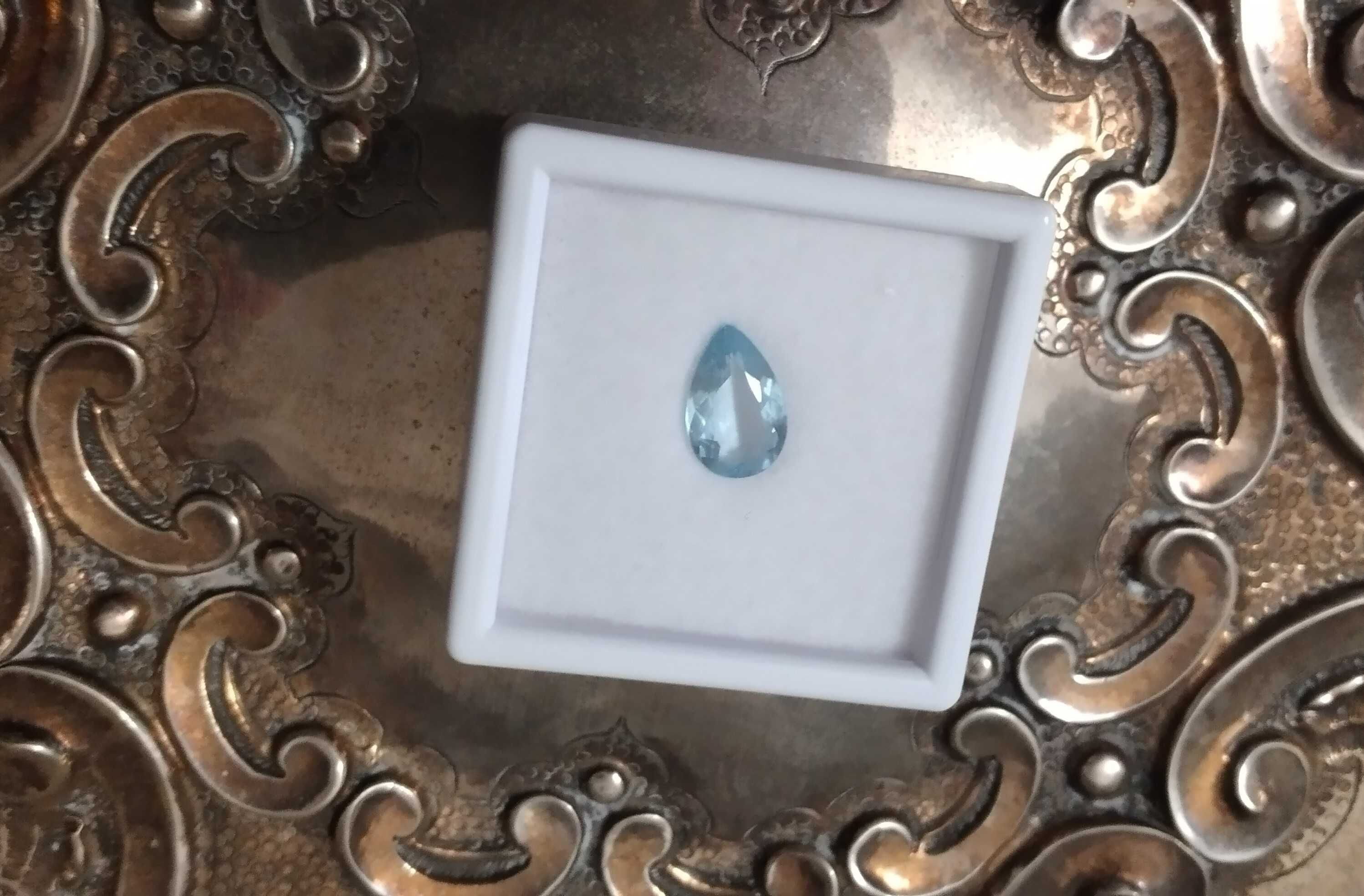 Água Marinha, gema natural, talhe pera, com o peso de 2,30 CT
