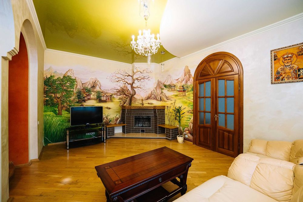 Простора дворівнева квартира в центрі!