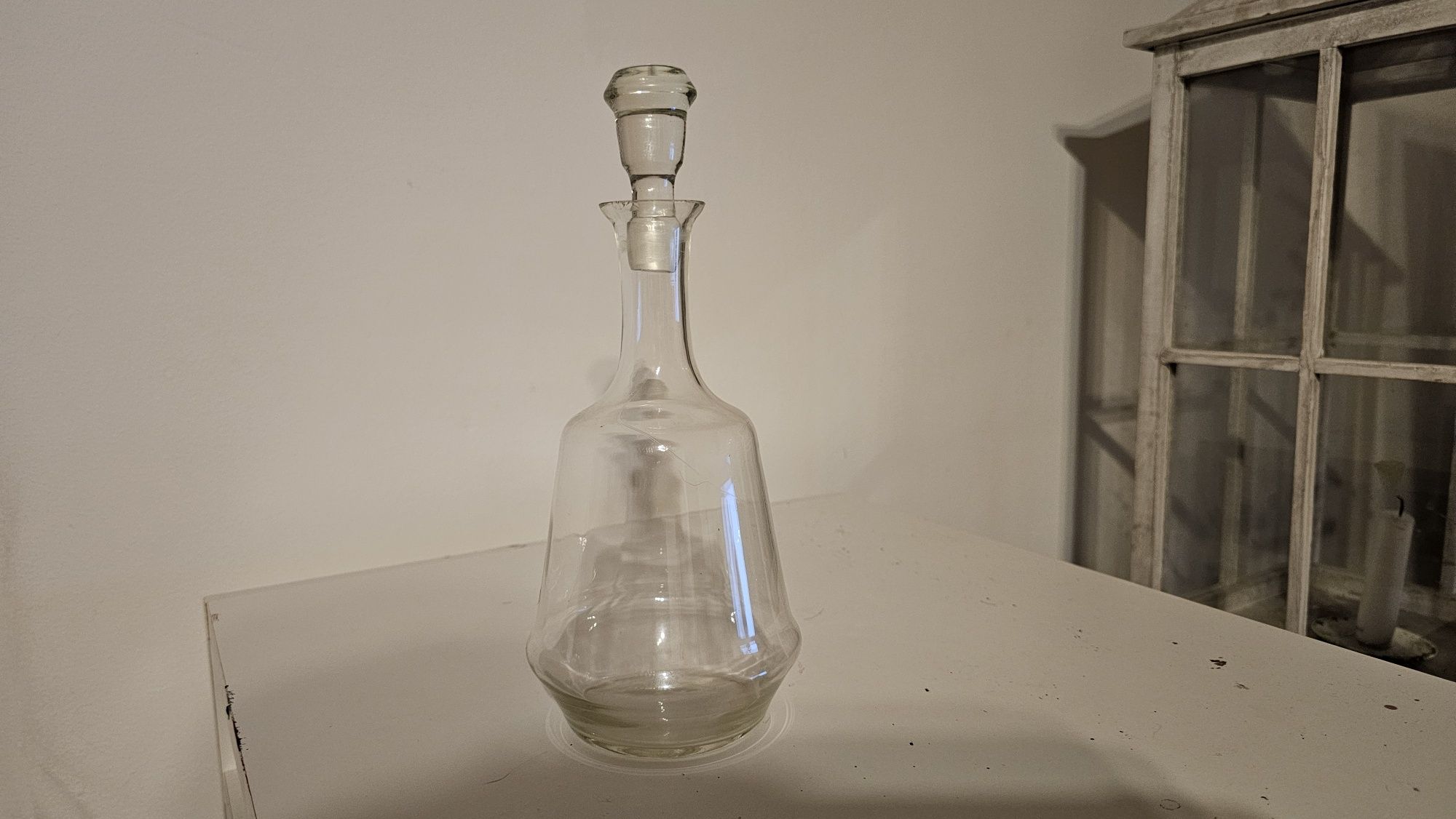 Karafka ze szkła białego 0,5 l. Uszczerbek na szyjce.