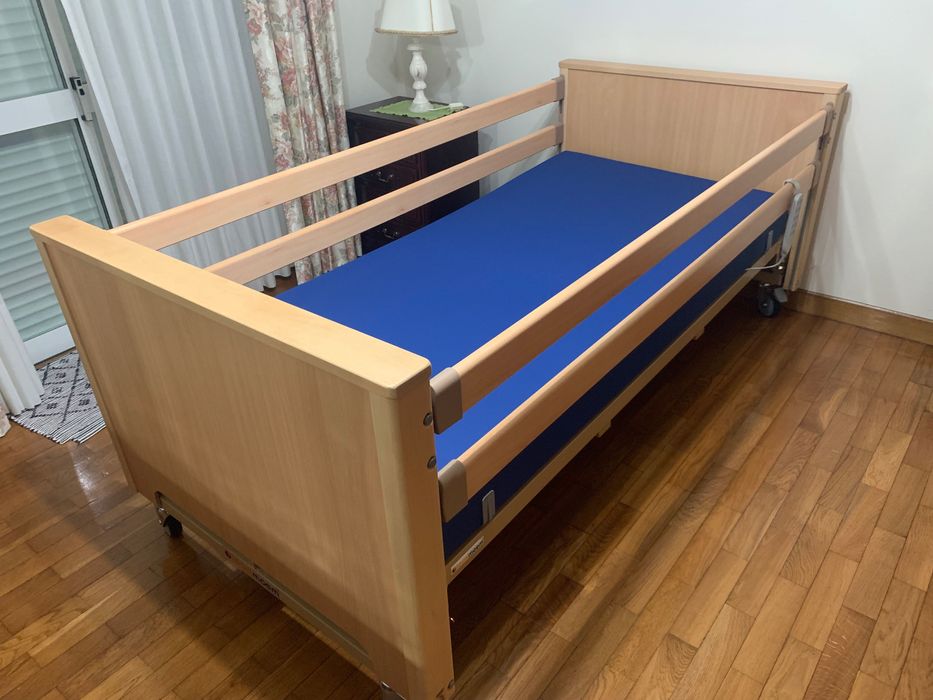 Cama hospitalar, com mesa de apoio e cadeira sanitária