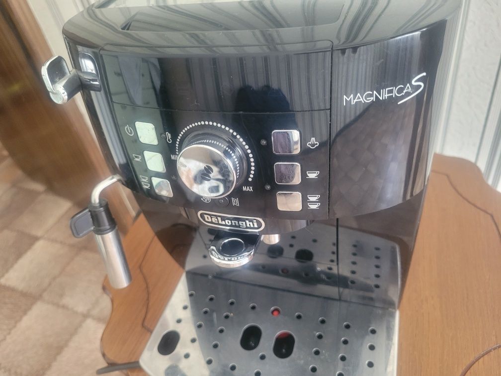 Кофемашина Delonghi Magnifica S на кухню