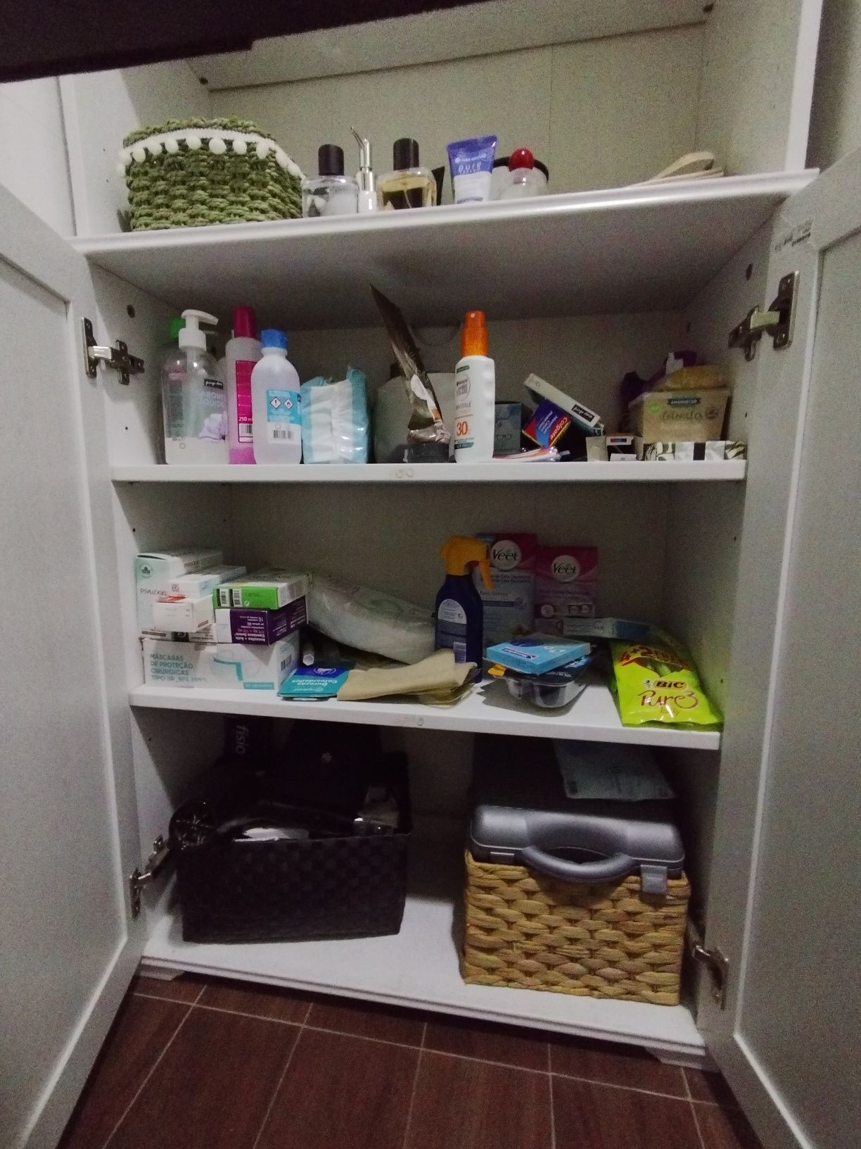 Móvel IKEA portas e prateleiras