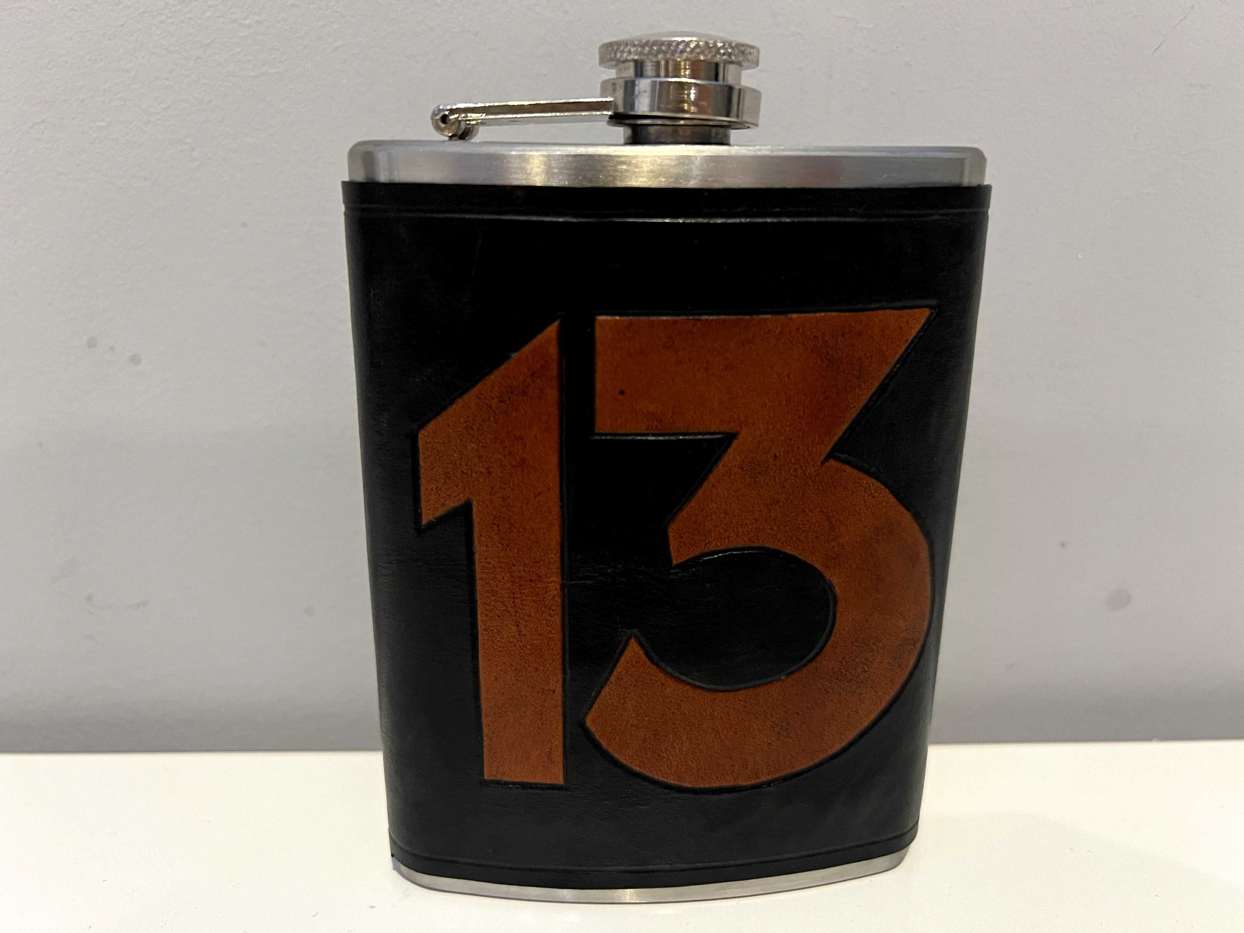 Piersiówka metalowa o pojemności 8 OZ (230 ml) obszyta skórą, numer 13