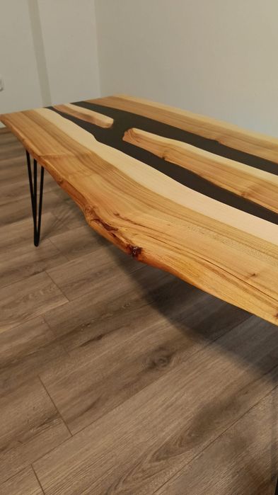 Stolik kawowy z litego drewna i żywicy