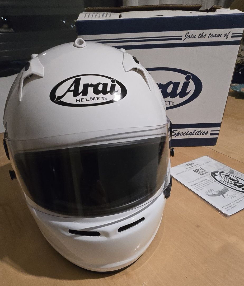 Arai GP-7 SA2020 – Capacete topo de gama, pouco uso (€850 negociável)