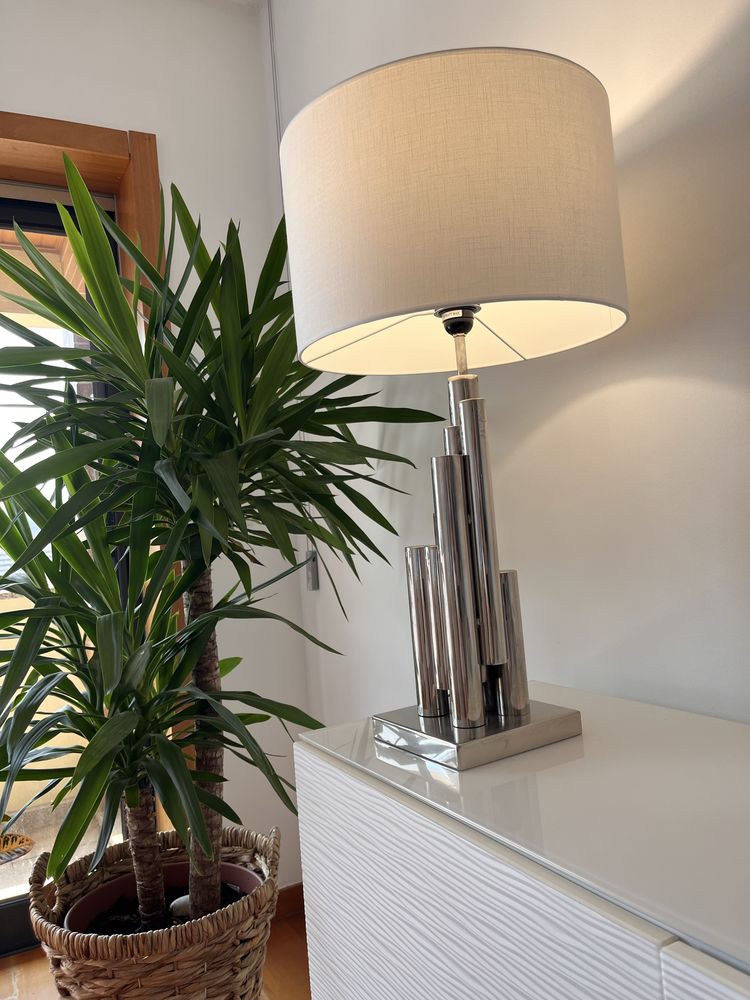 Elegante Candeeiro com abat-jour