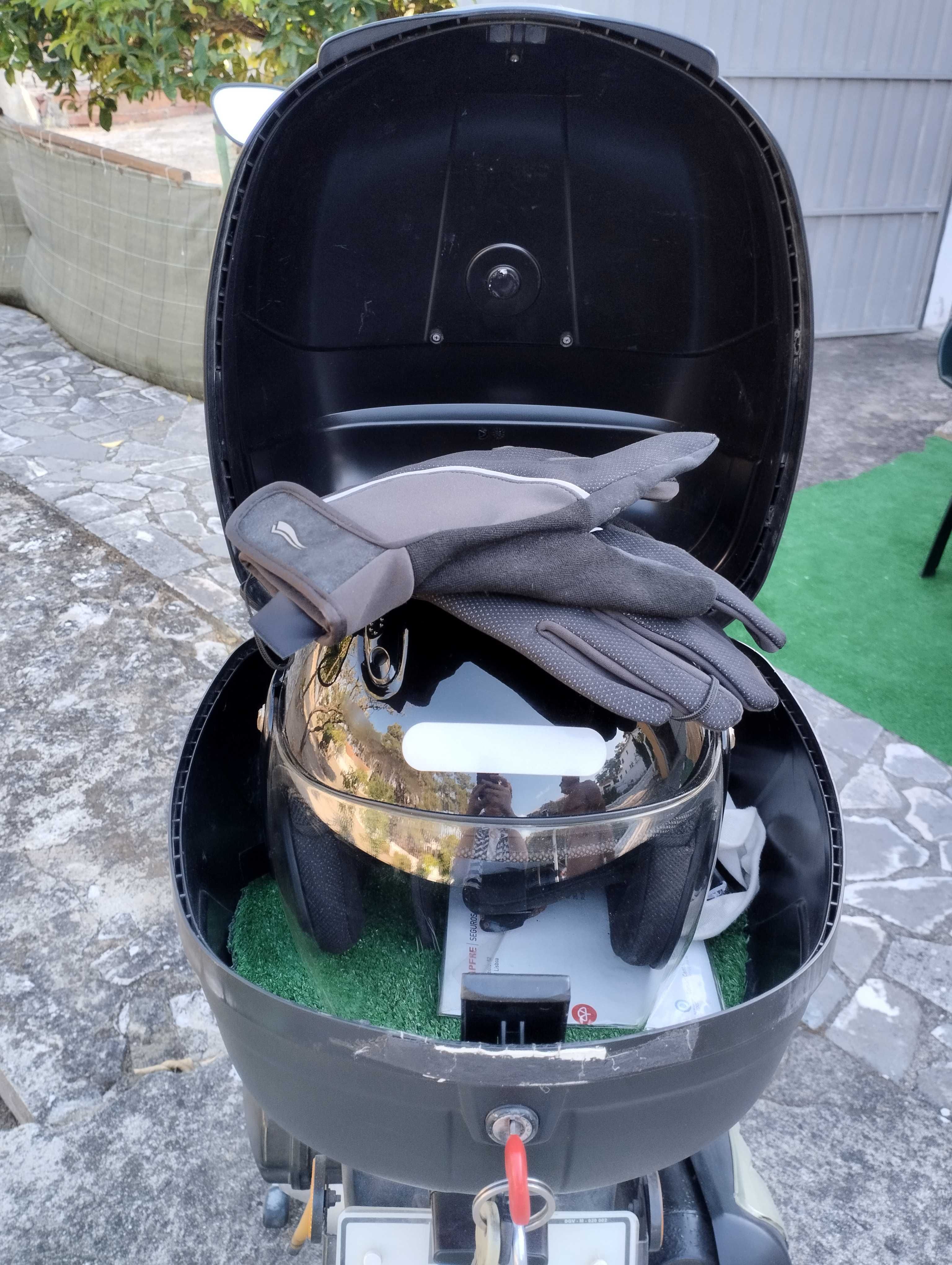 Scooter cinzenta 125cc