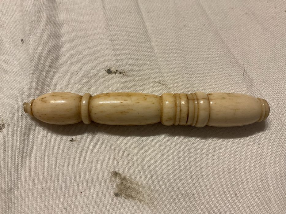 Antigo agulheiro em osso