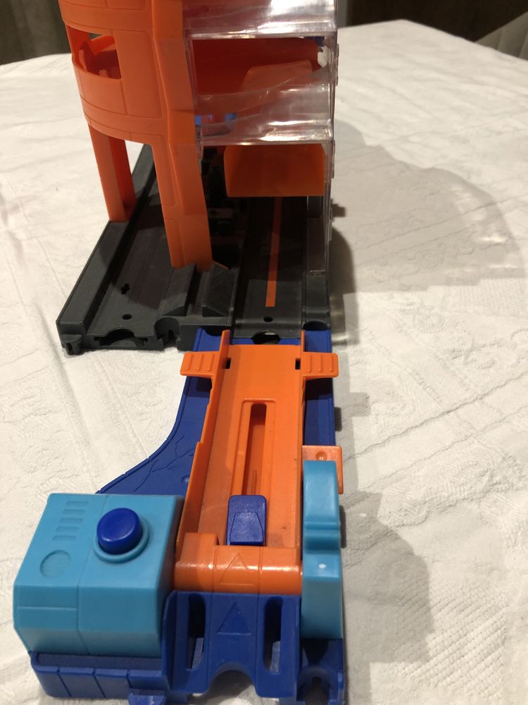 Garagem Hotwheels com lançamento de carros