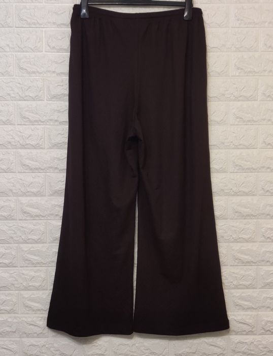 Чорний шоколад, стильні вільні штани із широкими штанинами від H&M.