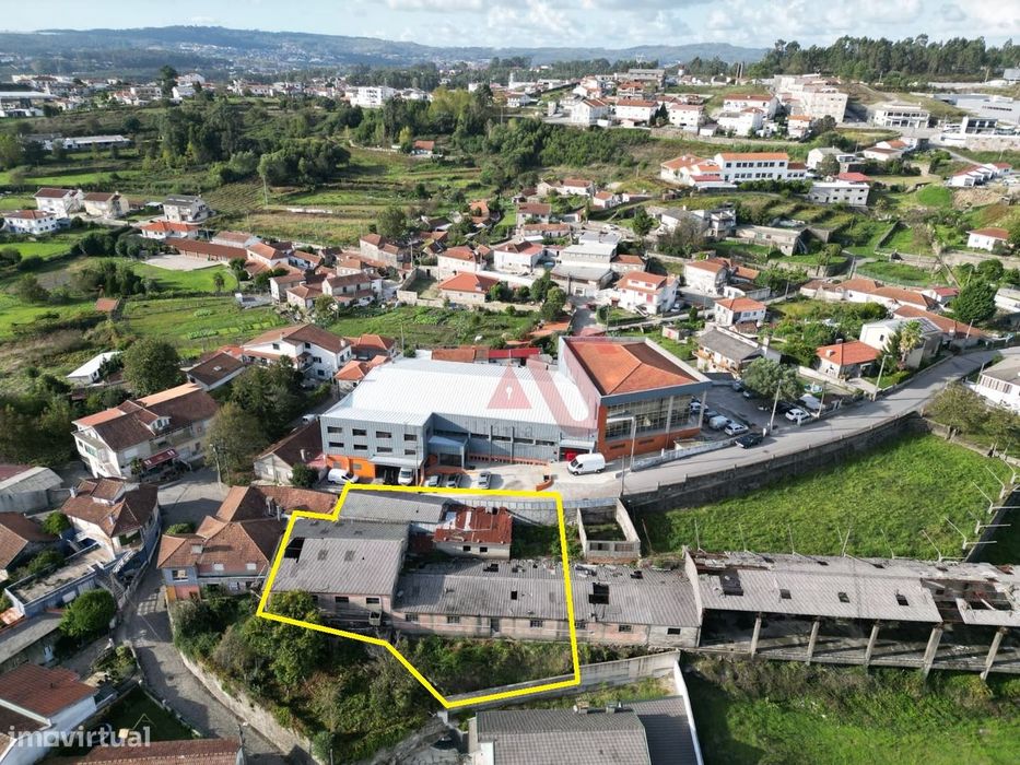 Armazém com 2 Pisos para Restaurar – 350m² de Área Bruta em Lote de 64