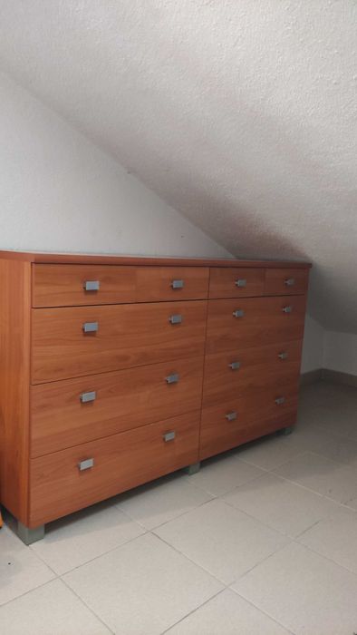 Cómoda em madeira com 10 gavetas