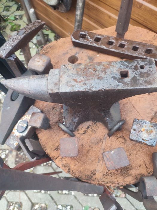 Sprzedam zgrabne kowadło 15kg