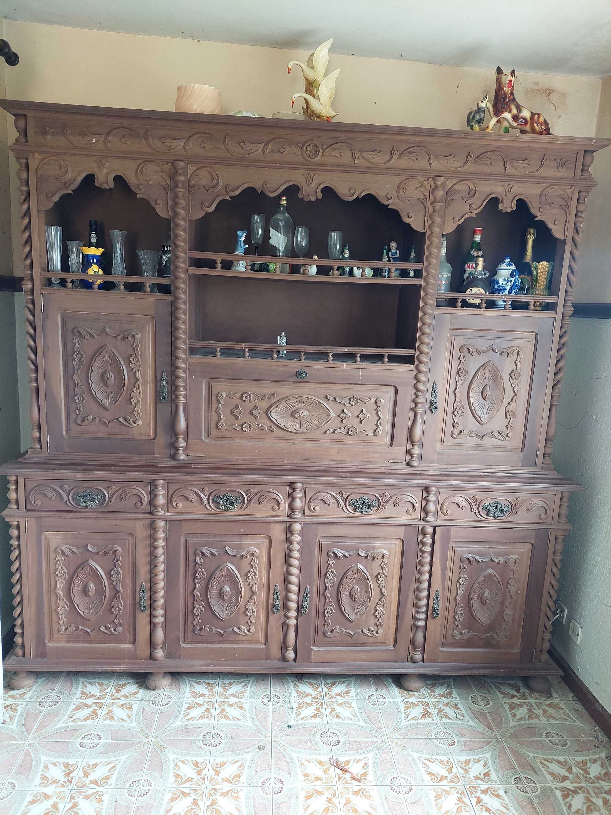 Mobília de sala de jantar antiga