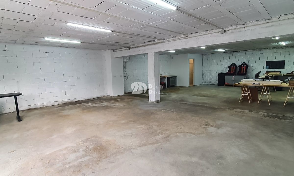 Armazém com 135m², localizado na freguesia de Landim, em Vila Nova de
