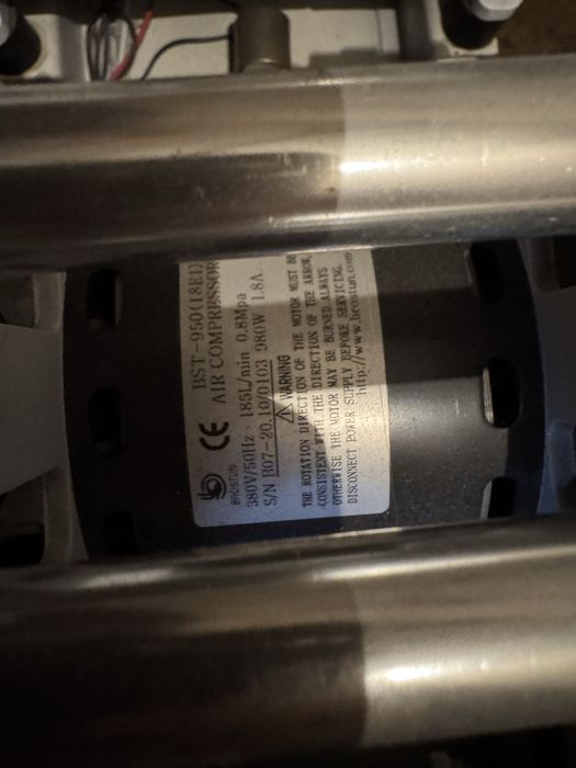 Конпресор безмасляный 900л мин 200 лит ресивер