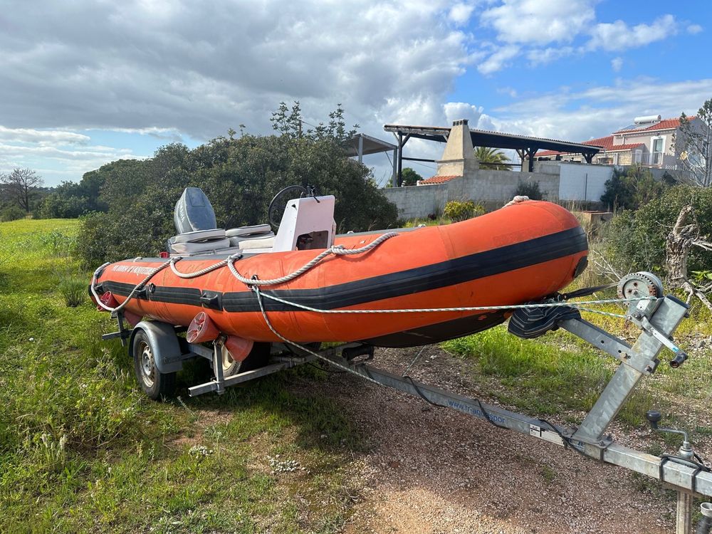 Barco com reboque