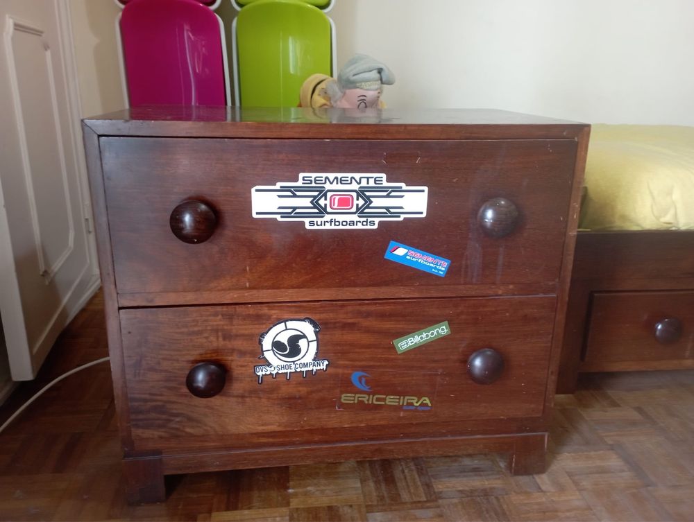 Cama de solteirk com colchao e movel de gavetas