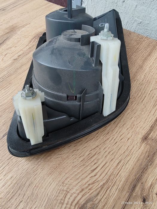 MAZDA 6 GG  Праве  Заднє на Кришку Багажника!