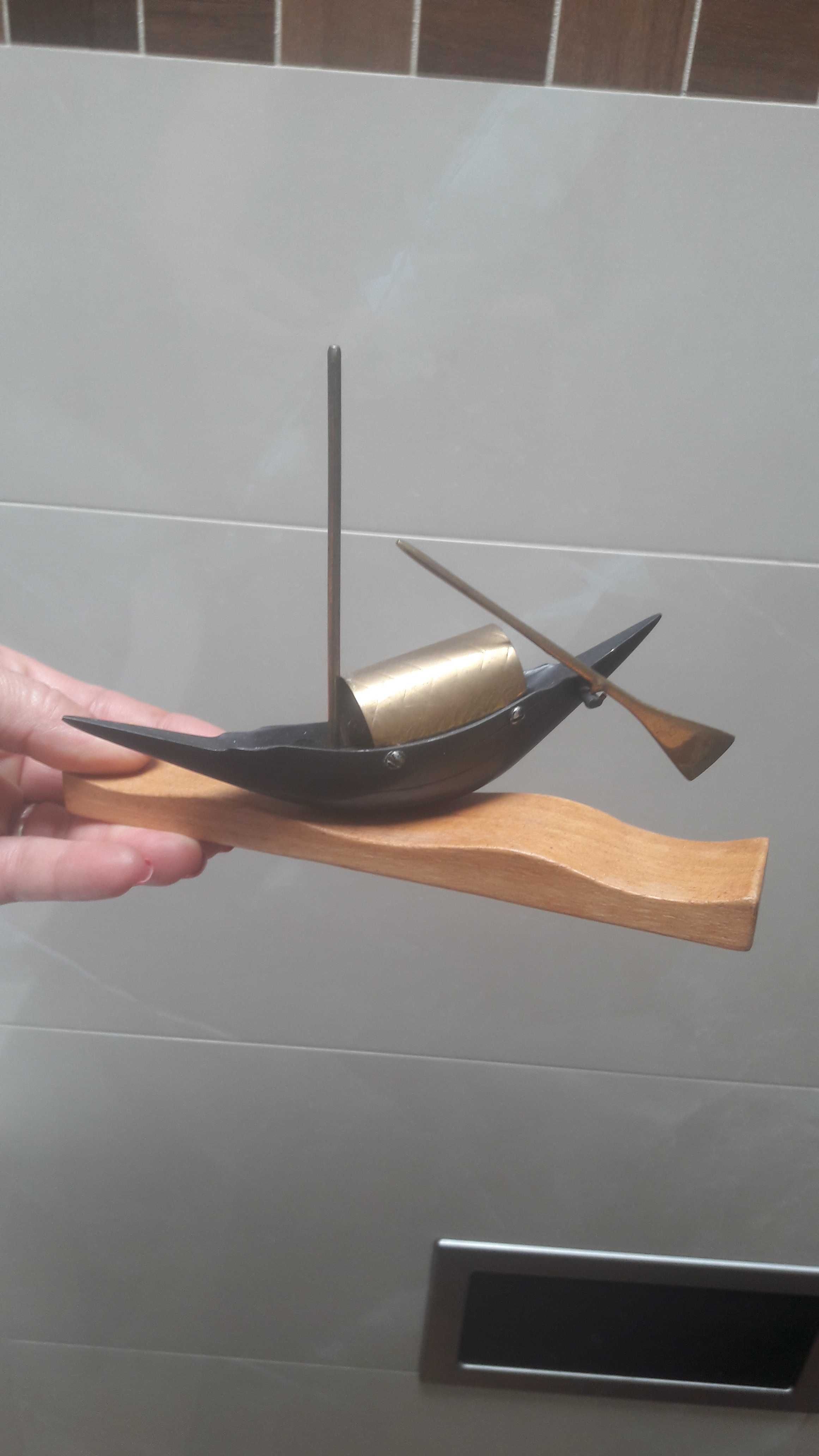 Metalowa łódka drewniana podstawa z mosiądzem -figurka