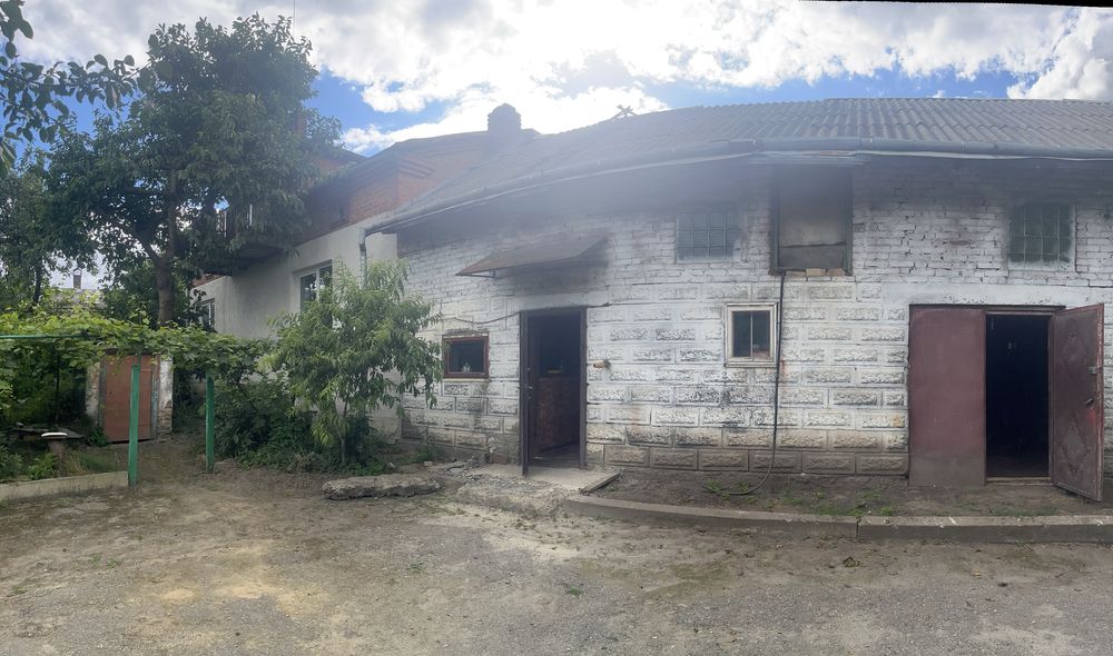 Продаж житлового будинку з великою ділянкою у центрі Куликова!