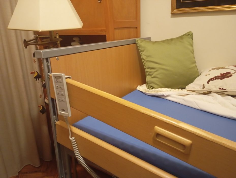 Cama articulada elétrica com colchão anti escaras como nova