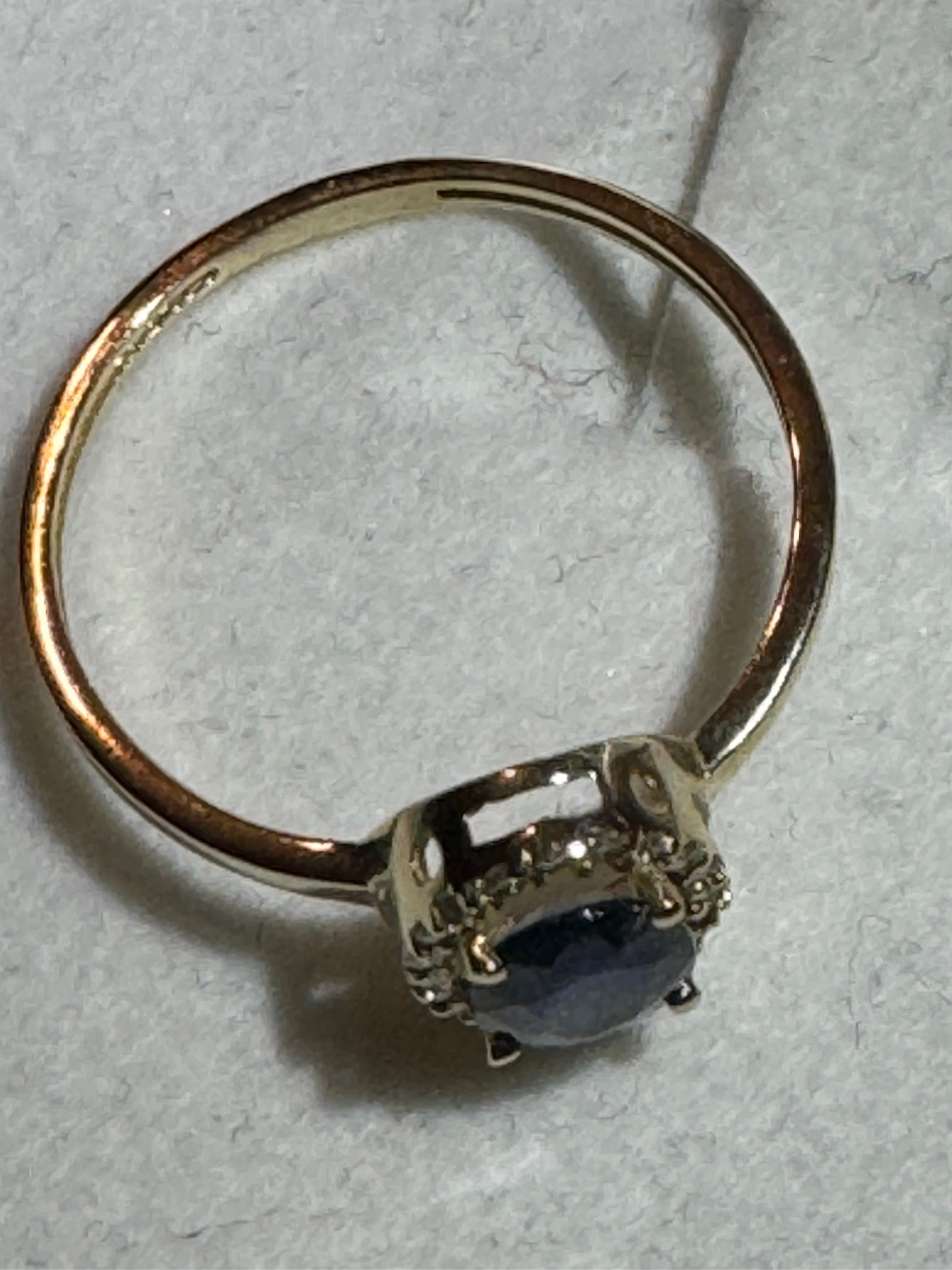 Złoty pierścionek z szafirem i brylantami