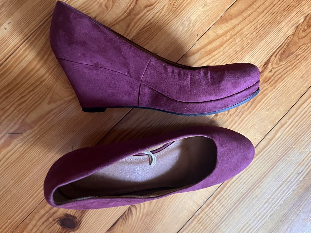 Buty na koturnie w ciekawym kolorze
