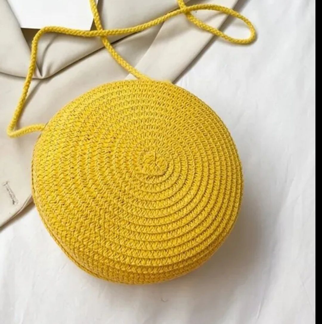 Яркая желтая кругоая летняя женская сумка сумочка через плечо из солом