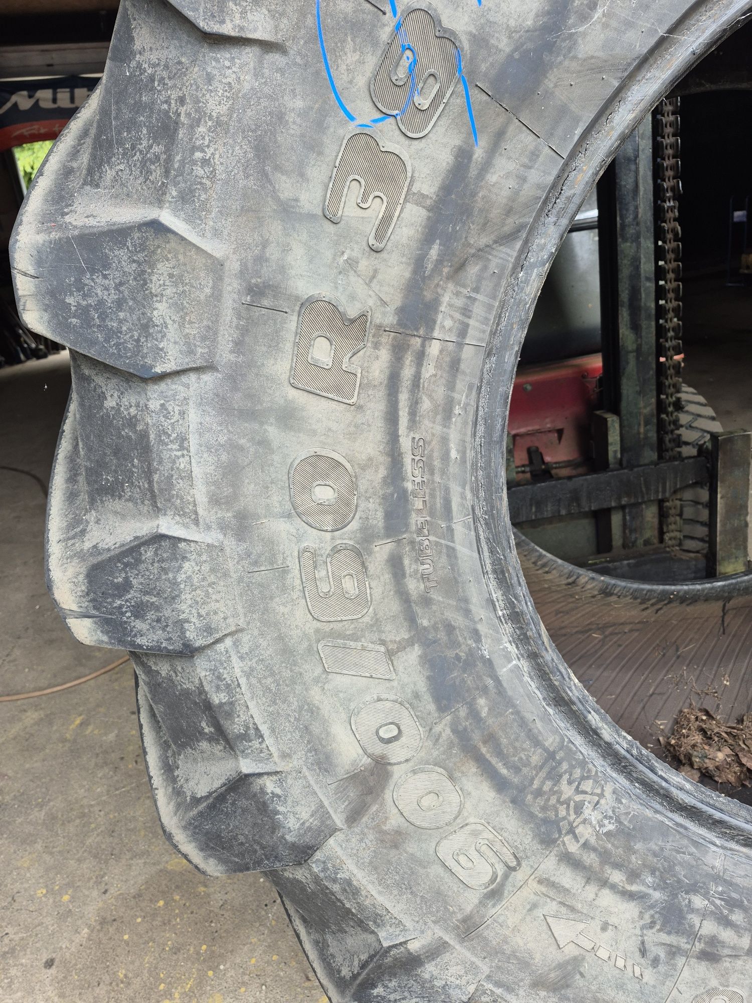 Opony 900 /60R 38 Treleborg.