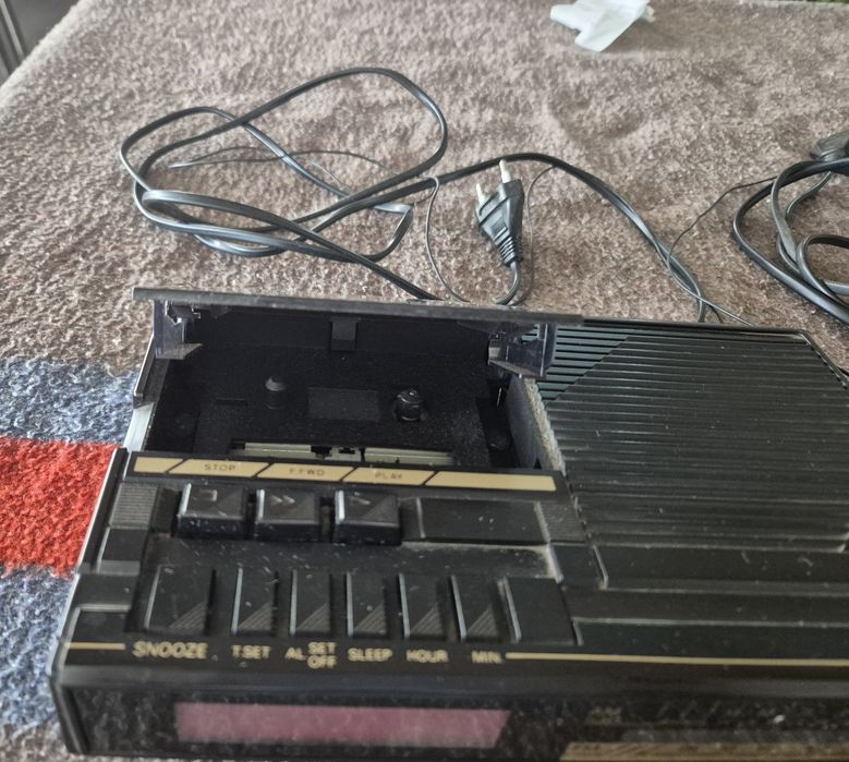 Rádio despertador e cassetes Deck