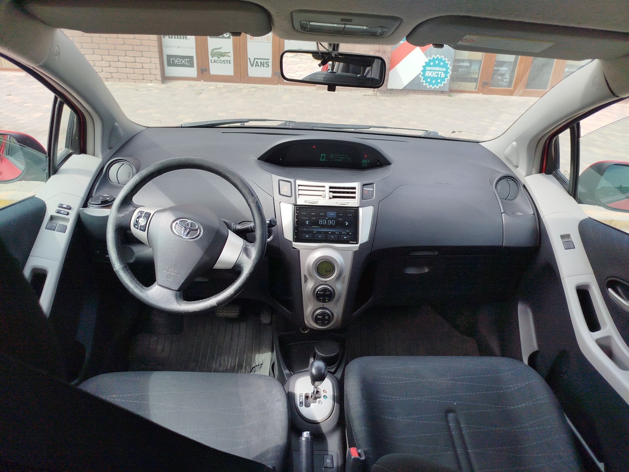 Toyota Yaris 1.3 автомат