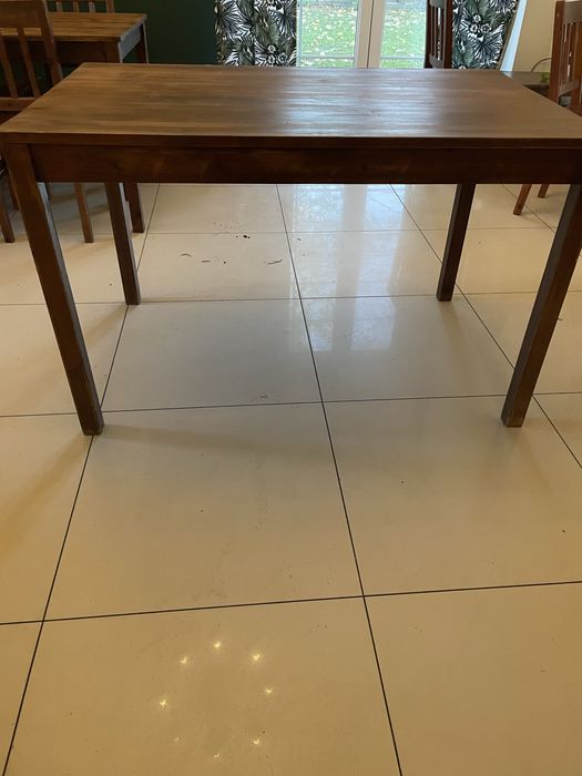 Stoły drewniane z krzesłami