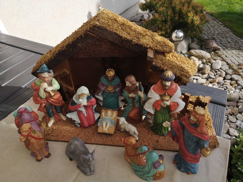 Stara drewniana szopka z wyjątkowymi porcelanowymi figurkami-unikat.