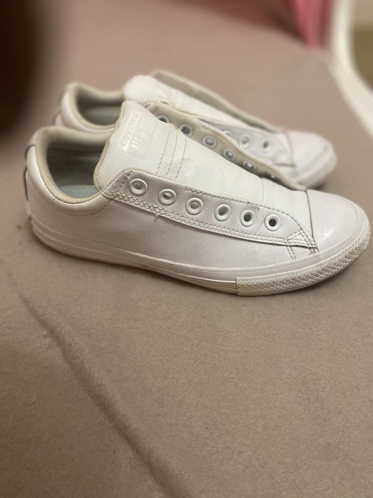 Converse   biale