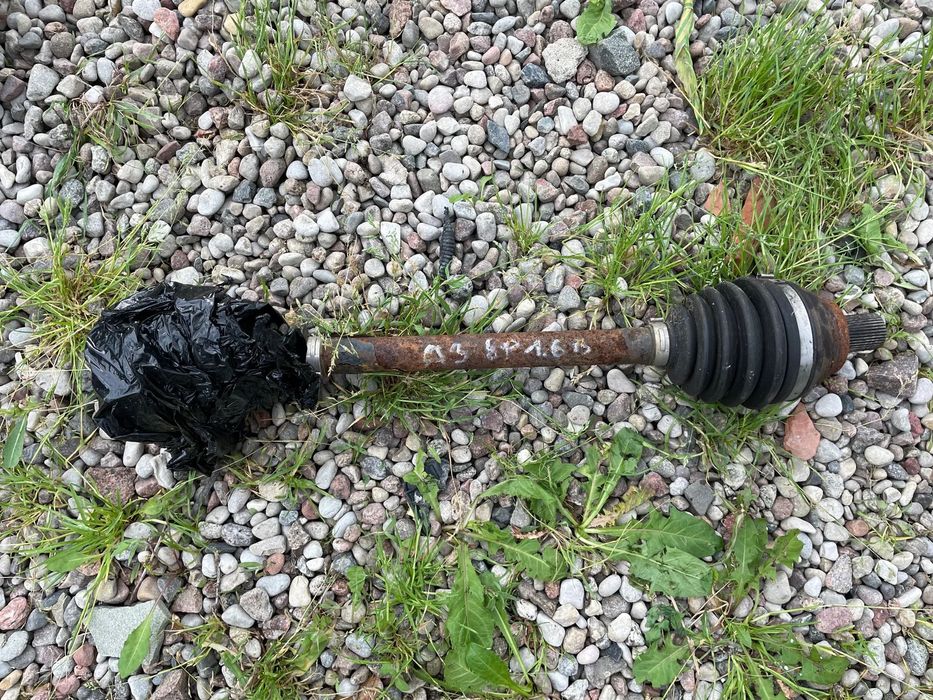 PÓŁOŚ PRZEGŁUB LEWA KRÓTKA  AUDI A3 8P TOURAN GOLF V 1.6 FSI MANUAL