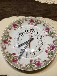 Piękny porcelanowy zegar z motywem różyczek.