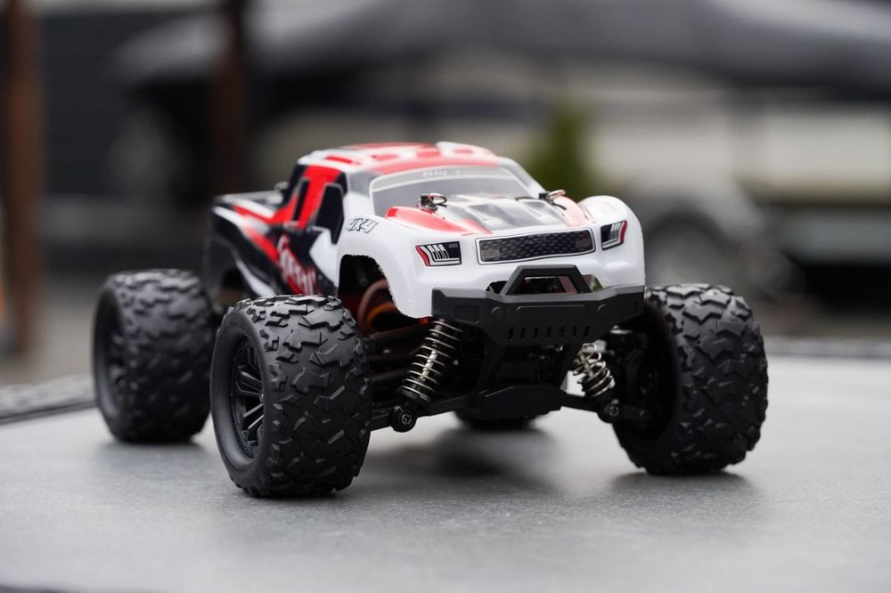 RC Машинка для дрифта и прыжков – скоростной монстр 4WD с мощным мотор
